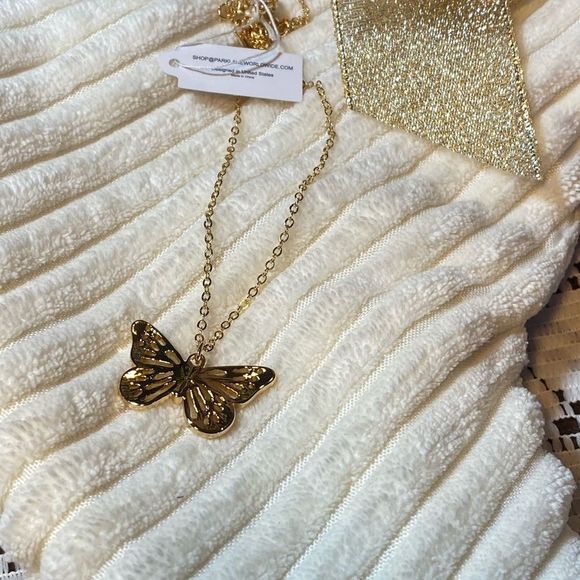 NWT 🦋 HIGH POLISHED GOLD METAL BUTTERFLY LYRIC NECKLACE DAINTY - Picture 9 of 11